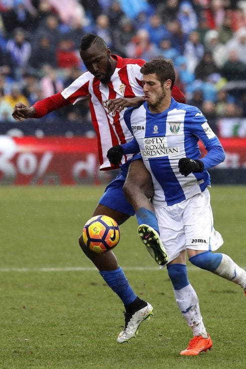 Rubén Pérez brega con Lacina Traoré durante un partido de la pasada temporada. Hidalgo