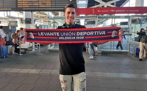 Álex Alegría posa con la bufanda del Levante
