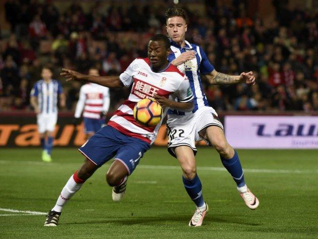 Adrián Ramos lucha con Vigaray por el balón