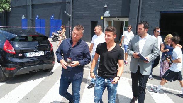 Enis Bardhi, en el centro, sale del Ciutat de València junto a sus agentes tras firmar su nuevo contrato