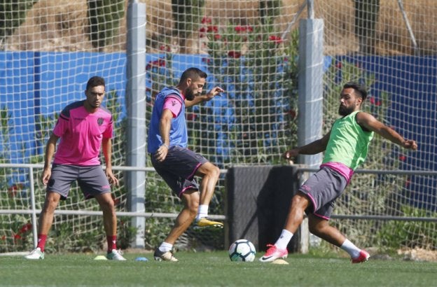 Morales disputa el balón con Ivi en un entrenamiento.