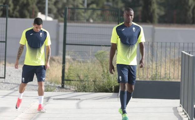 Adrián Ramos, en un entrenamiento del Granada.