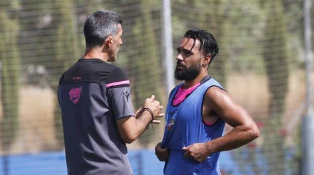 Ivi habla con Muñiz durante un entrenamiento.