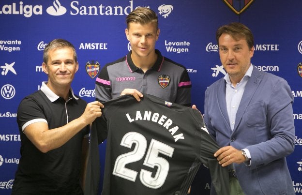 Tito, Langerak y Catalán, ayer en la presentación del portero australiano.