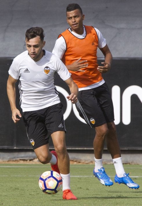 Aderllan Santos, con el peto naranja, en un entrenamiento del Valencia.