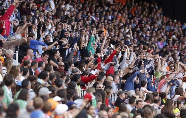 Espectadores, en la tribuna de Mestalla.