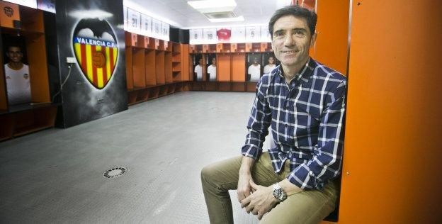 Marcelino posa en el vestuario del Valencia