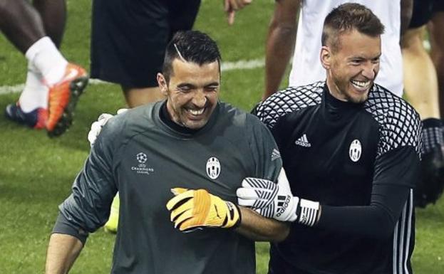 Buffon (izquierda) y Neto, en la víspera de la final de la Champions