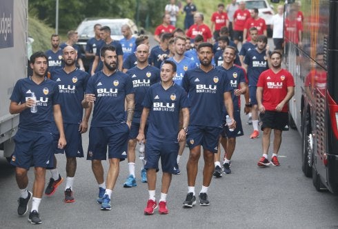 Los jugadores, de paseo ayer tras el viaje.