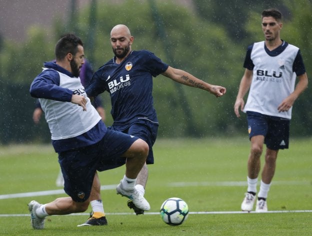 Zaza y Negredo se disputan el balón en el entrenamiento de ayer.
