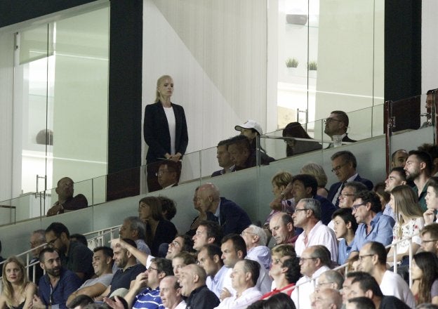 Peter Lim observa el partido anoche en Mestalla.