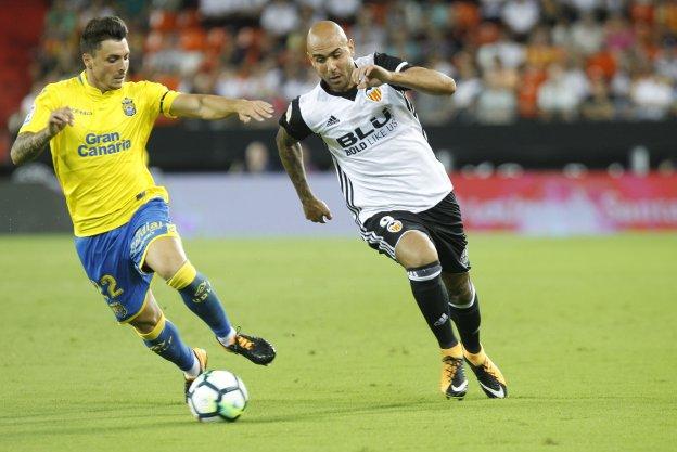 Zaza pugna con Ximo Navarro ante Las Palmas.