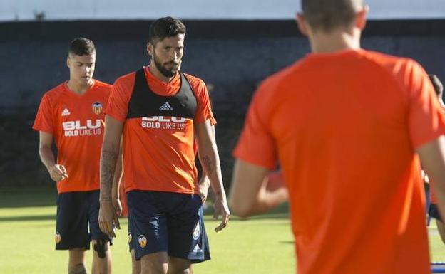 Garay durante un entrenamiento de esta semana en Paterna