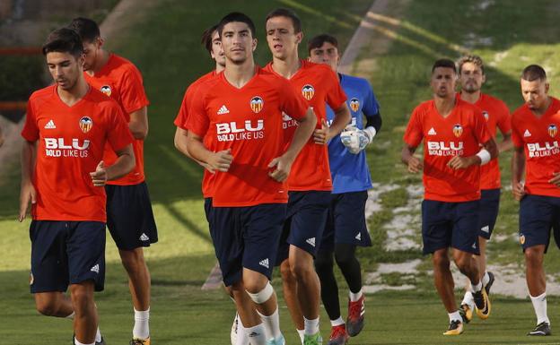 El Valencia CF durante el entrenamiento.