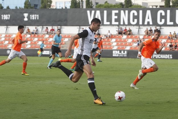 Rafa Mir conduce el balón durante el partido de ayer.