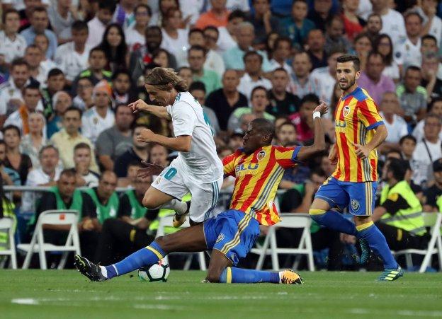 Kondogbia, inconmensurable, trata de arrebatarle el balón a Modric en presencia de Gayà.