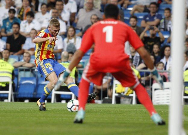 Lato centra un balón durante el encuentro en el Bernabéu.