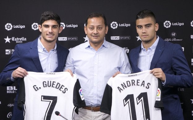 Uniforme de paseo para los nuevos. Guedes y Pereira posan con el presidente para la foto oficial.