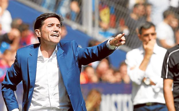 Marcelino hace una indicación en el partido contra el Levante UD./Jesús Signes
