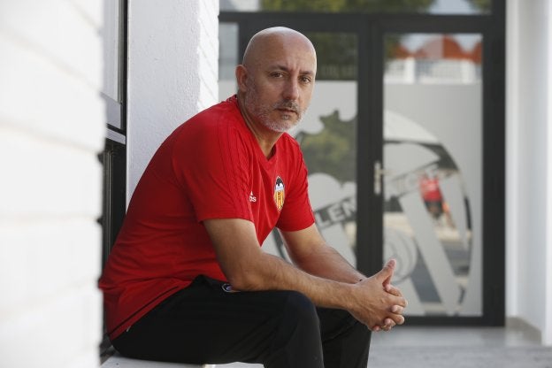 Nuevo proyecto. Jesús Oliva posa para la entrevista en las instalaciones de la ciudad deportiva de Paterna. / jesús signes