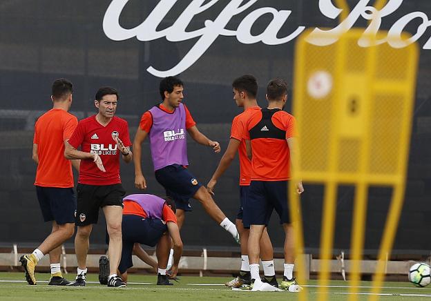 Marcelino, con sus jugadores en un entrenamiento. / jesús signes