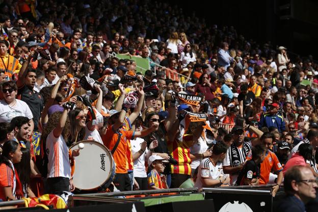 Aficionados del Valencia, en la grada de Mestalla. / Jesús Signes