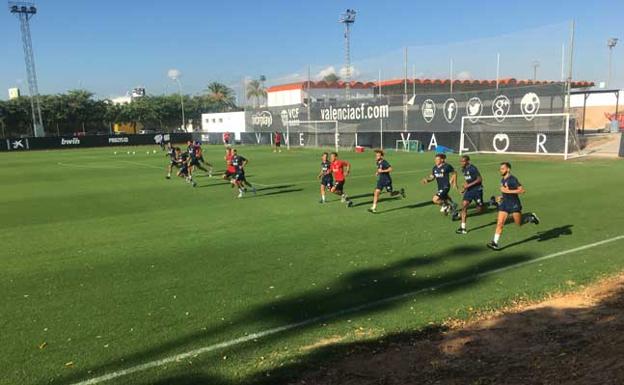 Los jugadores del Valencia CF durante el entrenamiento./Lourdes Martí