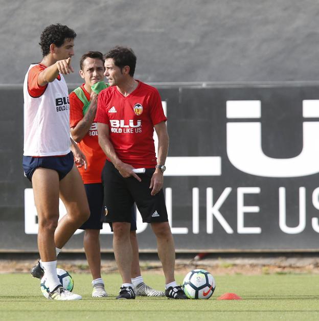 Marcelino, con Parejo y Orellana en un entrenamiento. / juan j. monzó