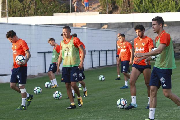 Después del parón por los compromisos internacionales, el Valencia regresa a la Liga con la visita al Villamarín./IRENE MARSILLA