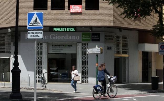 Una ciclista circula por el anillo junto a un paso de peatones en Guillem de Castro.