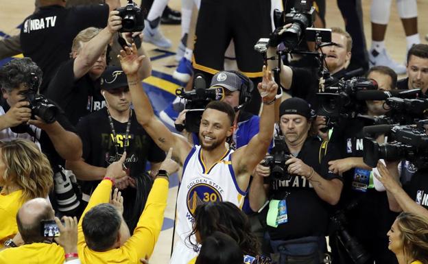 El base de los Warriors Stephen Curry