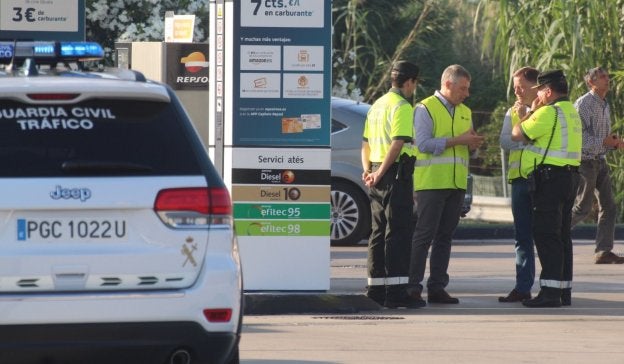 El delegado del Gobierno y el alcalde de Oliva visitan uno de los controles de la Guardia Civil. / Firma