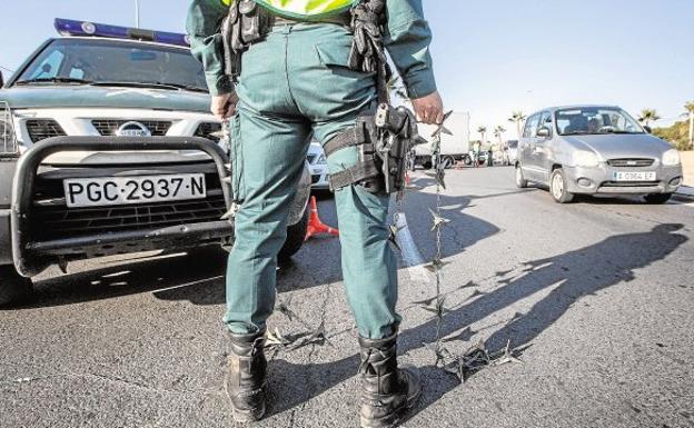 Un agente de la Guardia Civil, durante un control antiterrorista en Alicante./Álex Domínguez