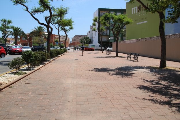 El tramo peatonal frente a la estación del tren donde se ubicarán las barracas de las peñas de los bous a la mar en julio. / R. Gonzalez
