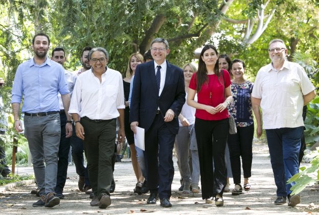 Botánico. Cargos públicos acompañan, ayer, a Ximo Puig en la presentación de su candidatura para liderar el PSPV. / d. t.