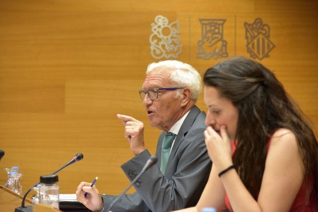 El exsíndic Rafael Vicente Queralt, en Les Corts, junto a la presidenta de la comisión de Ciegsa, Marian Campello. / lp