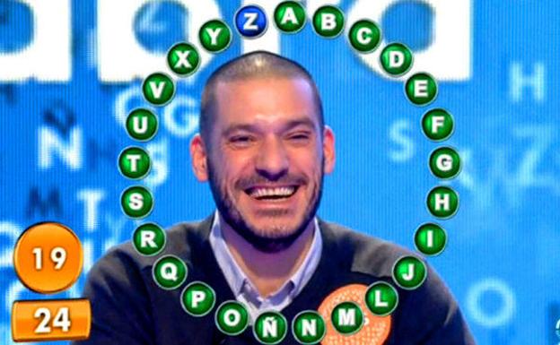 El policía que ganó 354.000 euros en 'Pasapalabra', condecorado con una medalla policial
