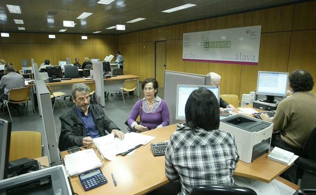 Contribuyentes hacen su declaración de la renta.