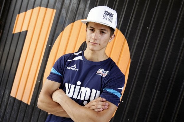 Héctor Garzó, en la puerta de entrada a su box durante la cita del FIM CEV de este fin de semana en Cheste.