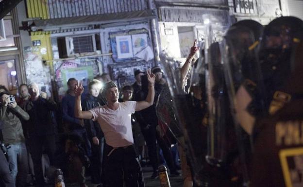 Manifestantes se enfrentan a la policía.