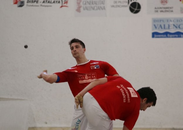 Monrabal se agacha para no interrumpir a Puchol II en el golpeo .