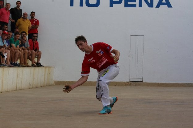 Puchol II, durante la partida de ayer en el Tío Pena.
