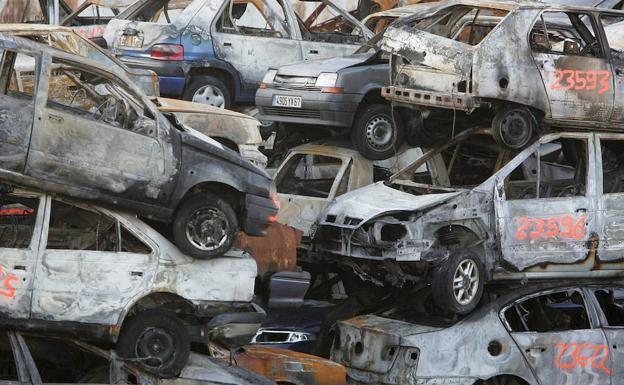Coches quemados en incidentes vandálicos en 2005.