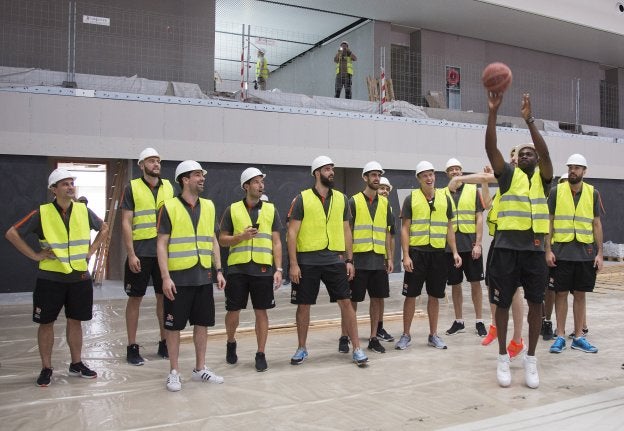 Romain Sato lanza a canasta durante la visita del primer equipo a las obras de L'Alqueria del Basket antes de iniciar las vacaciones.