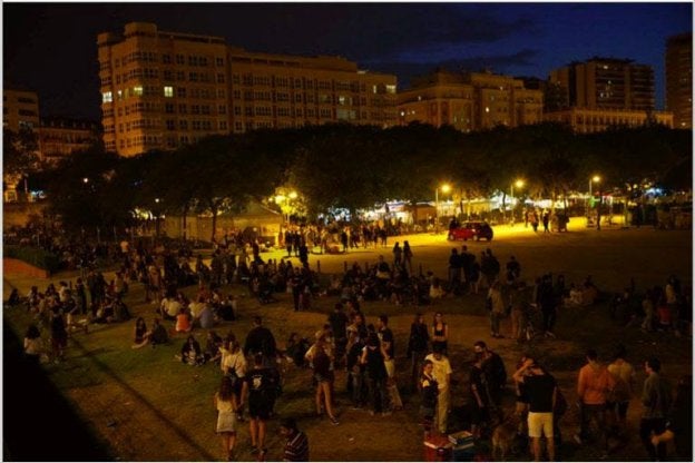 Imagen de un botellón en el jardín del río Turia.
