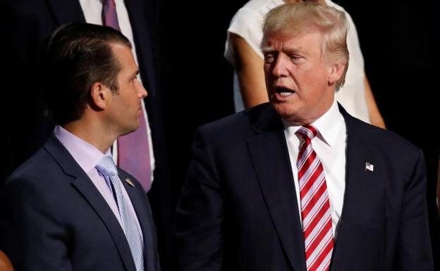 Donald Trump Jr. (izq.) y su padre.