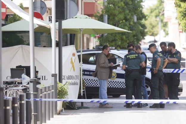 Agentes de la Guardia Civil en el lugar del crimen de Benicàssim.