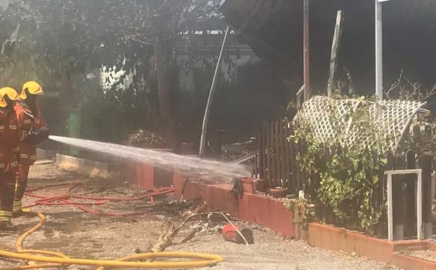 Bomberos trabajando en el incendio declarado en un camping de El Puig.