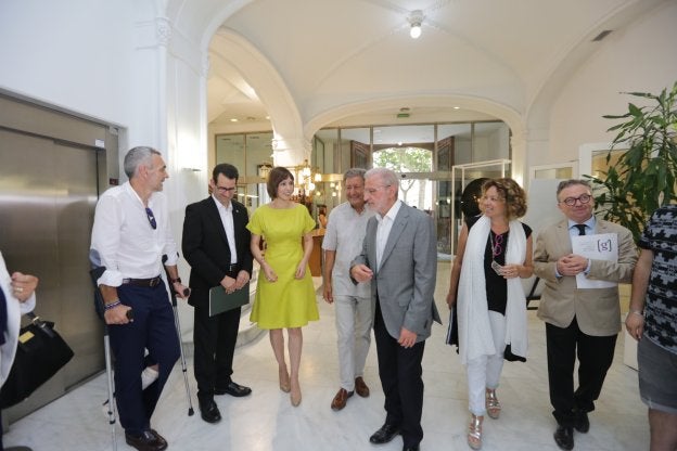 Representantes de la Universitat de València, junto a la alcaldesa, Diana Morant, y Sami Naïr, antes de la inauguración.