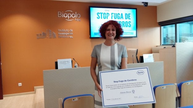 Aitana Braza con la beca 'Stop Fuga de Cerebros en La Fe.
